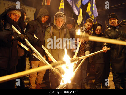 Kiev, Ukraine. 29 janvier, 2017. Les gens portent des torches et une bannières durant une cérémonie pour commémorer des étudiants ukrainiens impliqués dans une bataille avec l'Armée Rouge en 1918, à Kiev, Ukraine, le 29 janvier 2017. Environ 300 étudiants ukrainiens et les cadets ont été tués pendant la bataille avec l'Armée Rouge régulière le 29 janvier 1918, et cette bataille est considérée comme un symbole de la lutte pour l'indépendance de l'Ukraine. Crédit : Serg Glovny/ZUMA/Alamy Fil Live News Banque D'Images