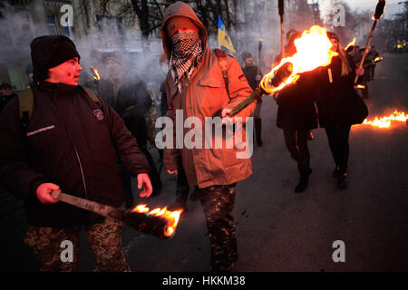 Kiev, Ukraine. 29 janvier, 2017. Les partisans des différents partis nationalistes ukrainiens portent des torches durant une cérémonie pour commémorer des étudiants ukrainiens impliqués dans une bataille avec l'Armée rouge puis en 1918, à Kiev, Ukraine, le 29 janvier 2017. Quelque 300 étudiants ukrainiens ont été tués par l'Armée rouge puis au cours de la bataille de l'Ukrainian Kruty. La bataille est considérée comme un symbole de la lutte pour l'indépendance de l'Ukraine. Credit : Nazar Furyk/ZUMA/Alamy Fil Live News Banque D'Images