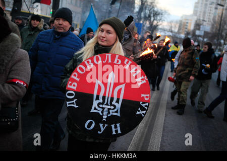 Kiev, Ukraine. 29 janvier, 2017. Les partisans des différents partis nationalistes ukrainiens portent des torches durant une cérémonie pour commémorer des étudiants ukrainiens impliqués dans une bataille avec l'Armée rouge puis en 1918, à Kiev, Ukraine, le 29 janvier 2017. Quelque 300 étudiants ukrainiens ont été tués par l'Armée rouge puis au cours de la bataille de l'Ukrainian Kruty. La bataille est considérée comme un symbole de la lutte pour l'indépendance de l'Ukraine. Credit : Nazar Furyk/ZUMA/Alamy Fil Live News Banque D'Images