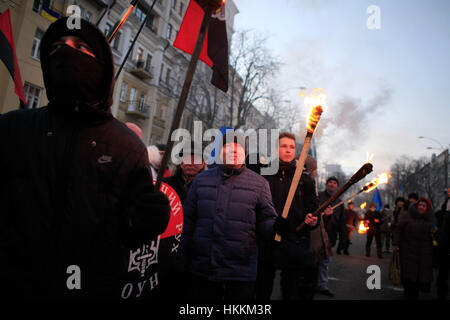 Kiev, Ukraine. 29 janvier, 2017. Les partisans des différents partis nationalistes ukrainiens portent des torches durant une cérémonie pour commémorer des étudiants ukrainiens impliqués dans une bataille avec l'Armée rouge puis en 1918, à Kiev, Ukraine, le 29 janvier 2017. Quelque 300 étudiants ukrainiens ont été tués par l'Armée rouge puis au cours de la bataille de l'Ukrainian Kruty. La bataille est considérée comme un symbole de la lutte pour l'indépendance de l'Ukraine. Credit : Nazar Furyk/ZUMA/Alamy Fil Live News Banque D'Images