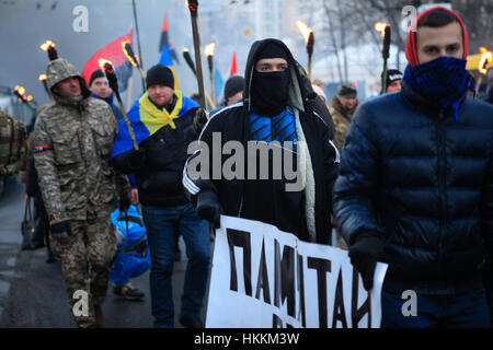 Kiev, Ukraine. 29 janvier, 2017. Les partisans des différents partis nationalistes ukrainiens portent des torches durant une cérémonie pour commémorer des étudiants ukrainiens impliqués dans une bataille avec l'Armée rouge puis en 1918, à Kiev, Ukraine, le 29 janvier 2017. Quelque 300 étudiants ukrainiens ont été tués par l'Armée rouge puis au cours de la bataille de l'Ukrainian Kruty. La bataille est considérée comme un symbole de la lutte pour l'indépendance de l'Ukraine. Credit : Nazar Furyk/ZUMA/Alamy Fil Live News Banque D'Images