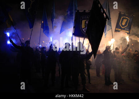 Kiev, Ukraine. 29 janvier, 2017. Les partisans des différents partis nationalistes ukrainiens portent des torches durant une cérémonie pour commémorer des étudiants ukrainiens impliqués dans une bataille avec l'Armée rouge puis en 1918, à Kiev, Ukraine, le 29 janvier 2017. Quelque 300 étudiants ukrainiens ont été tués par l'Armée rouge puis au cours de la bataille de l'Ukrainian Kruty. La bataille est considérée comme un symbole de la lutte pour l'indépendance de l'Ukraine. Credit : Nazar Furyk/ZUMA/Alamy Fil Live News Banque D'Images