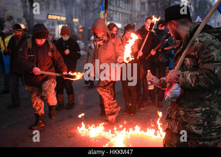 Kiev, Ukraine. 29 janvier, 2017. Les partisans des différents partis nationalistes ukrainiens portent des torches durant une cérémonie pour commémorer des étudiants ukrainiens impliqués dans une bataille avec l'Armée rouge puis en 1918, à Kiev, Ukraine, le 29 janvier 2017. Quelque 300 étudiants ukrainiens ont été tués par l'Armée rouge puis au cours de la bataille de l'Ukrainian Kruty. La bataille est considérée comme un symbole de la lutte pour l'indépendance de l'Ukraine. Credit : Nazar Furyk/ZUMA/Alamy Fil Live News Banque D'Images