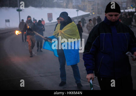 Kiev, Ukraine. 29 janvier, 2017. Les partisans des différents partis nationalistes ukrainiens portent des torches durant une cérémonie pour commémorer des étudiants ukrainiens impliqués dans une bataille avec l'Armée rouge puis en 1918, à Kiev, Ukraine, le 29 janvier 2017. Quelque 300 étudiants ukrainiens ont été tués par l'Armée rouge puis au cours de la bataille de l'Ukrainian Kruty. La bataille est considérée comme un symbole de la lutte pour l'indépendance de l'Ukraine. Credit : Nazar Furyk/ZUMA/Alamy Fil Live News Banque D'Images