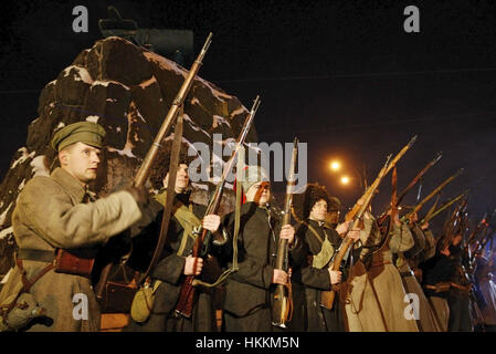 Kiev, Ukraine. 29 janvier, 2017. Les membres d'un club militaire historique adopter de nouveau une bataille en 1918 entre les forces de la République d'Ukraine et de l'Armée Rouge à Kiev, Ukraine, le 29 janvier 2017. Environ 300 étudiants ukrainiens et les cadets ont été tués pendant la bataille avec l'Armée Rouge régulière le 29 janvier 1918, et cette bataille est considérée comme un symbole de la lutte pour l'indépendance de l'Ukraine. Crédit : Serg Glovny/ZUMA/Alamy Fil Live News Banque D'Images