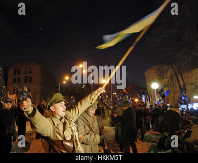 Kiev, Ukraine. 29 janvier, 2017. Les membres d'un club militaire historique adopter de nouveau une bataille en 1918 entre les forces de la République d'Ukraine et de l'Armée Rouge à Kiev, Ukraine, le 29 janvier 2017. Environ 300 étudiants ukrainiens et les cadets ont été tués pendant la bataille avec l'Armée Rouge régulière le 29 janvier 1918, et cette bataille est considérée comme un symbole de la lutte pour l'indépendance de l'Ukraine. Crédit : Serg Glovny/ZUMA/Alamy Fil Live News Banque D'Images