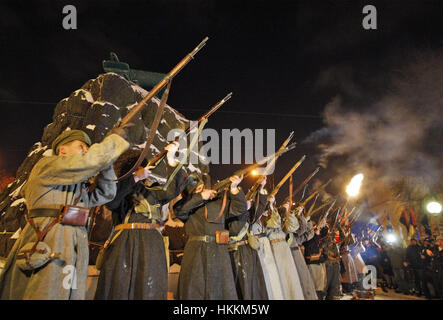 Kiev, Ukraine. 29 janvier, 2017. Les membres d'un club militaire historique adopter de nouveau une bataille en 1918 entre les forces de la République d'Ukraine et de l'Armée Rouge à Kiev, Ukraine, le 29 janvier 2017. Environ 300 étudiants ukrainiens et les cadets ont été tués pendant la bataille avec l'Armée Rouge régulière le 29 janvier 1918, et cette bataille est considérée comme un symbole de la lutte pour l'indépendance de l'Ukraine. Crédit : Serg Glovny/ZUMA/Alamy Fil Live News Banque D'Images