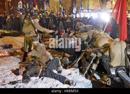 Kiev, Ukraine. 29 janvier, 2017. Les membres d'un club militaire historique adopter de nouveau une bataille en 1918 entre les forces de la République d'Ukraine et de l'Armée Rouge à Kiev, Ukraine, le 29 janvier 2017. Environ 300 étudiants ukrainiens et les cadets ont été tués pendant la bataille avec l'Armée Rouge régulière le 29 janvier 1918, et cette bataille est considérée comme un symbole de la lutte pour l'indépendance de l'Ukraine. Crédit : Serg Glovny/ZUMA/Alamy Fil Live News Banque D'Images