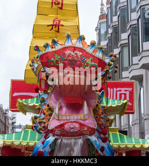 Londres, Royaume-Uni. 29 janvier 2017 Décoration de la rue. dans China Town pour la célébration du Nouvel An chinois 2017 London#  Crédit : Ian Davidson/Alamy Live News Banque D'Images