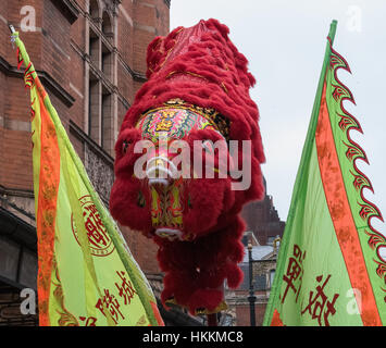 Londres, Royaume-Uni. 29 janvier 2017 Décoration de la rue. dans China Town pour la célébration du Nouvel An chinois 2017 London#  Crédit : Ian Davidson/Alamy Live News Banque D'Images