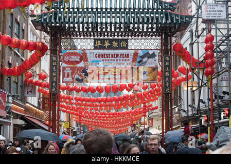 Londres, Royaume-Uni. 29 janvier 2017 Décoration de la rue. dans China Town pour la célébration du Nouvel An chinois 2017 London#  Crédit : Ian Davidson/Alamy Live News Banque D'Images