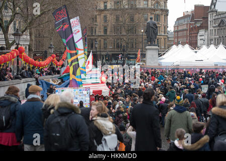 Londres, Royaume-Uni. 29 janvier 2017. De grandes foules dans Trafalga Square à la célébration du Nouvel An chinois 2017 London Crédit : Ian Davidson/Alamy Live News Banque D'Images