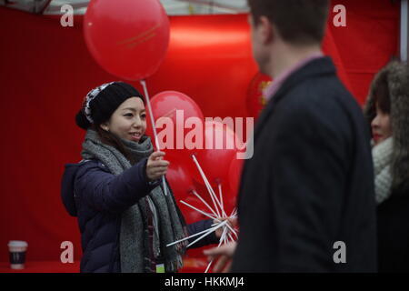 Londres, Royaume-Uni. 29, janvier 2017. La foule et les artistes Chinois célèbrent l'année du coq à Chinatown, Londres. © Simon King/ Alamy Live News Banque D'Images