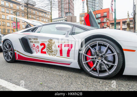 Voiture de sport Lamborghini, Vancouver, Canada. 29 janvier, 2017. Défilé du Nouvel An chinois a lieu pour célébrer l'année du coq à Vancouver, Colombie-Britannique. Crédit : Michael Wheatley/Alamy Live News Banque D'Images