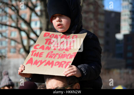 New York City, USA. 29 janvier, 2017. Les protestataires prennent part à la manifestation contre le Président'Atout plans d'immigration à Battery Park à New York. Crédit : Christopher Penler/Alamy Live News Banque D'Images