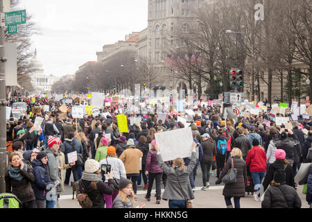 Washington, USA. 29 janvier, 2017. En mars manifestants Pennsylvania Avenue en direction de l'hôtel Trump International, dans l'opposition du président Donald Trump a proposé des politiques de l'immigration musulmane et l'interdiction de l'entrée, à Washington, D.C. : Crédit Angela Drake/Alamy Live News Banque D'Images