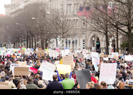 Washington, USA. 29 janvier, 2017. En mars manifestants Pennsylvania Avenue en direction de l'hôtel Trump International, dans l'opposition du président Donald Trump a proposé des politiques de l'immigration musulmane et l'interdiction de l'entrée, à Washington, D.C. : Crédit Angela Drake/Alamy Live News Banque D'Images