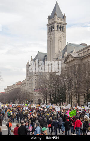 Washington, USA. 29 janvier, 2017. En mars manifestants Pennsylvania Avenue en direction de l'hôtel Trump International, dans l'opposition du président Donald Trump a proposé des politiques de l'immigration musulmane et l'interdiction de l'entrée, à Washington, D.C. : Crédit Angela Drake/Alamy Live News Banque D'Images