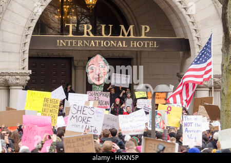 Washington, USA. 29 janvier, 2017. En mars manifestants Pennsylvania Avenue en direction de l'hôtel Trump International, dans l'opposition du président Donald Trump a proposé des politiques de l'immigration musulmane et l'interdiction de l'entrée, à Washington, D.C. : Crédit Angela Drake/Alamy Live News Banque D'Images