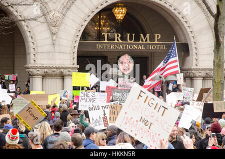 Washington, USA. 29 janvier, 2017. En mars manifestants Pennsylvania Avenue en direction de l'hôtel Trump International, dans l'opposition du président Donald Trump a proposé des politiques de l'immigration musulmane et l'interdiction de l'entrée, à Washington, D.C. : Crédit Angela Drake/Alamy Live News Banque D'Images