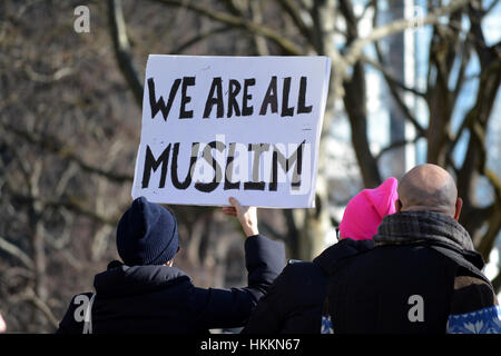 New York City, USA. 29 janvier, 2017. Les protestataires prennent part à la manifestation contre le Président'Atout plans d'immigration à Battery Park à New York. Crédit : Christopher Penler/Alamy Live News Banque D'Images