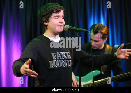 Bala Cynwyd, USA. 27 Jan, 2017. Lukas Graham visite Q102 à Bala Cynwyd, New York pour jouer quelques morceaux. Credit : Star Shooter/media/Alamy Punch Live News Banque D'Images