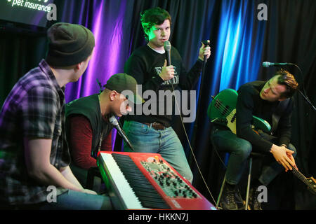 Bala Cynwyd, USA. 27 Jan, 2017. Lukas Graham visite Q102 à Bala Cynwyd, New York pour jouer quelques morceaux. Credit : Star Shooter/media/Alamy Punch Live News Banque D'Images