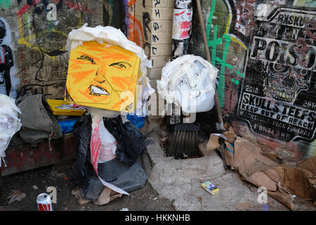 Londres, Royaume-Uni. 29 janvier 2017. Un artiste fait des effigies de Theresa Mai et Donald Trump dans Bricklane, Londres. Credit : ZEN - Zaneta Razaite / Alamy Live News Banque D'Images