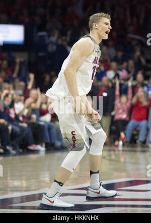 Tucson, États-Unis. 29 janvier, 2017. L'avant de l'Arizona Lauri Markkanen (10) célèbre après avoir fait un pointeur 3 contre Washington dimanche 29 janvier 2017, à McKale Memorial Centre à Tucson, Arizona. Arizona a gagné 77-66 contre Washington. Crédit : Jeff Brown/ZUMA/Alamy Fil Live News Banque D'Images