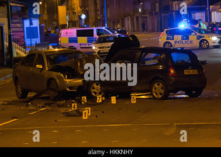 Morecambe, UK. 29 janvier, 2017. La Police du Lancashire ont fermé la route Heysham à Morecambe, Lancashire à mener une enquête sur un grave accident de la circulation impliquant deux voitures. Le trafic entre Morecambe et Heysham est détournée en conséquence. Crédit : David Billinge/Alamy Live News Banque D'Images