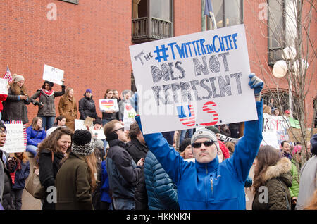 Washington, USA. 29 janvier, 2017. Manifestant est titulaire signe que lit que "le # TwitterinChief ne représente pas des Américains au cours d'une manifestation contre les politiques d'immigration Donald Trump et l'interdiction des réfugiés, à Washington D.C. Crédit : Angela Drake/Alamy Live News Banque D'Images