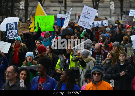 Washington, USA. 29 janvier, 2017. Des milliers de personnes ont protesté Trump, sur l'immigration et des réfugiés à la Maison Blanche. Plus tard, l'immense foule ont défilé au Congrès. Credit : Miguel Juarez Lugo/ZUMA/Alamy Fil Live News Banque D'Images