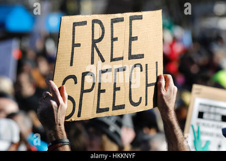 New York City, USA. 29 janvier, 2017. Des dizaines de milliers se sont réunis à New York's Battery Park pour protester contre le décret du Président Trump sur l'immigration. Crédit : John Gastaldo/ZUMA/Alamy Fil Live News Banque D'Images