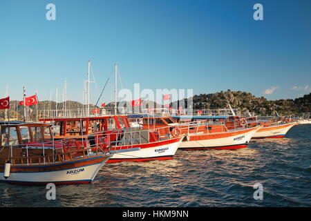 Uçagiz, Turkey-April 1, 2015 : bateaux de touristes dans la soirée reste amarré dans le port après une journée de voile et attendre le jour suivant pour relancer l'esprit de travail Banque D'Images