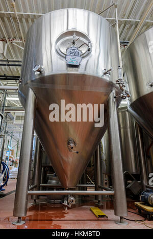 Close-up d'un réservoir en acier inoxydable bière commerciale utilisée pour la fermentation de la bière au Railway City Brewing Co. à St Thomas, Ontario, Canada. Banque D'Images