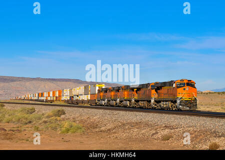 Train de fret avec quatre locomotives et wagons plein de conteneurs dans le desert, Arizona, USA Banque D'Images