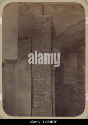 La madrasa de Nadir Divan-Begi à Samarcande présente des inscriptions complexes autour de la niche principale de la façade nord. Ces inscriptions, qui font partie des antiquités architecturales de la région, soulignent la riche importance culturelle et historique du patrimoine islamique de Samarcande. Banque D'Images