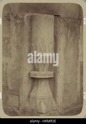 Cette photographie montre la base de la colonne de la madrasa de Nadir Divan-Begi, qui fait partie du site architectural historique de Samarcande, un exemple significatif de l'architecture islamique. Banque D'Images