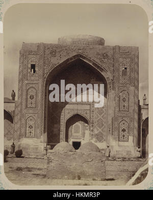 Cette photographie représente l'entrée de la madrasa de Nadir Divan-Begi, un site historique important à Samarcande, en Ouzbékistan. La mosquée, datant du 17ème siècle, est un exemple parfait de l'architecture islamique, avec des tilières complexes et une entrée grandiose. Banque D'Images
