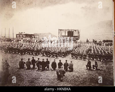 Le tableau 'Benedizione di Pio IX alle Truppe Pontificie' représente le pape Pie IX bénissant les troupes pontificales, capturant un moment important dans l'histoire religieuse et militaire du Vatican. Il reflète l'intersection de la foi et de la puissance militaire au XIXe siècle. Banque D'Images