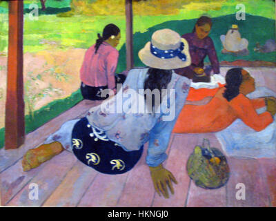 Une peinture de Paul Gauguin de 1893, intitulée « Siesta », représentant une scène sereine et vibrante de repos et de détente dans un cadre tropical. Banque D'Images