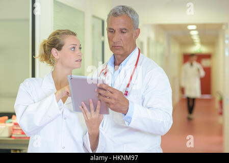 Deux médecins conférant Banque D'Images