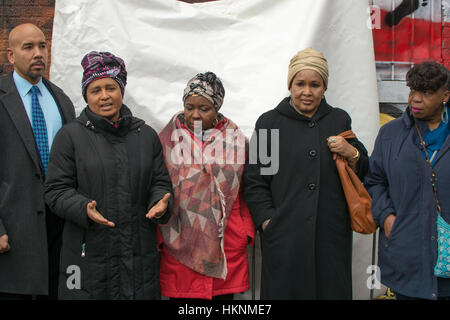 New York City, USA. 28 janvier, 2017. Kadiatou Diallo parle. Kadiatou Diallo, Amadou, mère de l'artiste rejoint Hawa Diallo (aucun lien) qui a créé une nouvelle fresque commémorant ses morts fils pour son dévoilement sur le bloc dans le Bronx où Amadou a vécu. Également présents, deux autres mères qui ont perdu un fils non armés en tirs de la police, (l-r) Hawa Bah, mère de Mohammad Bah, et Gwen Carr, mère de Eric Garner, l'extrême droite. Credit : PACIFIC PRESS/Alamy Live News Banque D'Images