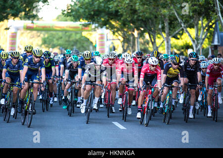 Coureurs pendant l'Classic prologue du Tour Down Under 2017 dans les rues d'Adélaïde, Australie Banque D'Images