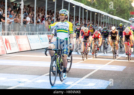 Caleb Ewan (AUS) de l'équipe Orica Scott remporte le prologue de la Classique 2017 Tour Down Under en Australie Adelaide Banque D'Images