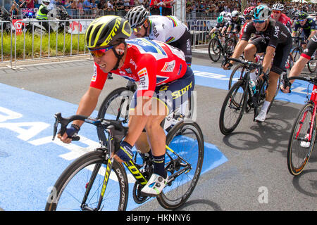 Caleb Ewan (AUS) de l'équipe Orica Scott bat Peter Sagan (SVK) de l'équipe en Bora-Hansgrohe 2017 Étape du Tour Down Under à Adélaïde Aus Banque D'Images