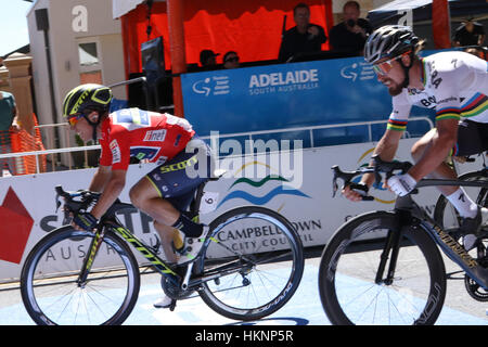 Caleb Ewan (AUS) de l'équipe Orica Scott bat Peter Sagan (SVK) de l'équipe d'Bora-Hansgrohe dans l'étape 4 de la 2017 Tour Down Under à Campbelltown Banque D'Images