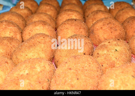 Arancini siciliens avec sauce à la viande et fromage Banque D'Images