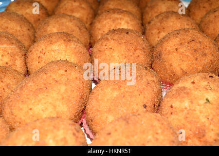 Arancini siciliens avec sauce à la viande et fromage Banque D'Images