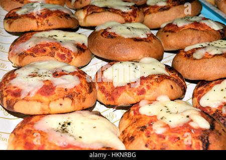 Petite pizza avec la sauce tomate et fromage Banque D'Images